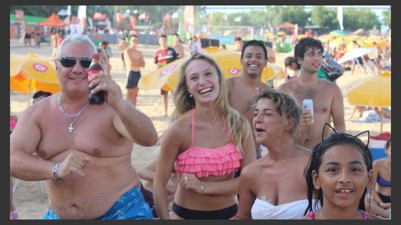 Mucha gente bailó a pesar del calor. 