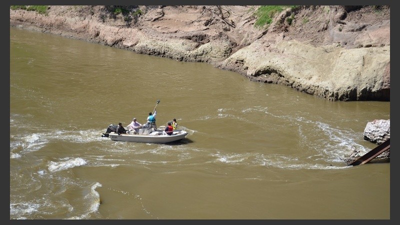 La población disfrutando del río.