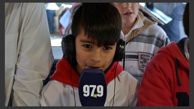 Los chicos pasaron por la radio y dejaron sus mensajes. 