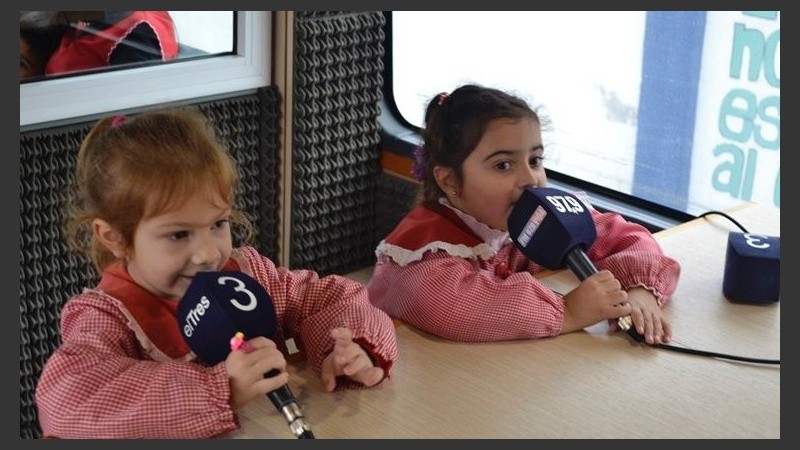 ¡Periodistas por un día! Alumnas con el micrófono de El Tres en el micro de Cultura Más Vos.