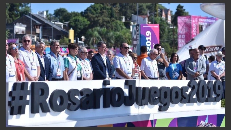 El izamiento de banderas en el Balneario La Florida.