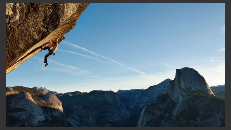 También escaló sin cuerda las agujas de granito Rafael Juárez y St. Exupéry.