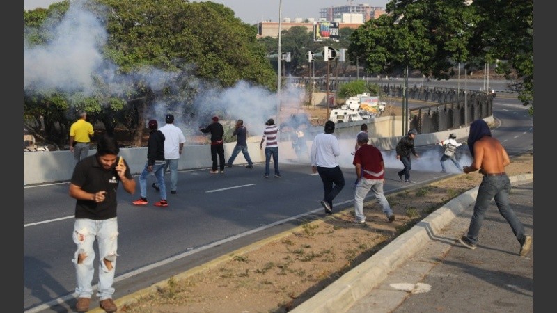 Las fuerzas de seguridad leales al Gobierno de Nicolás Maduro lanzan este martes bombas lacrimógenas contra el presidente interino Juan Guaidó, que se encuentra en la base de La Carlota junto a militares que le apoyan.