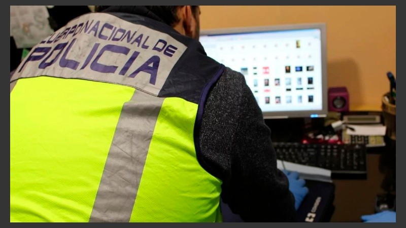 Personal policial investiga el material confiscado en una red de pornografía infantil.