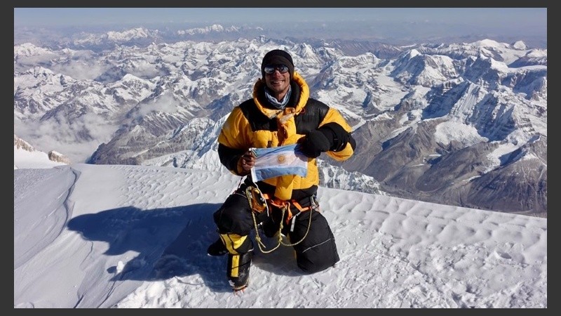 El rosarino Sarjanovich en la cumbre con la bandera argentina. 