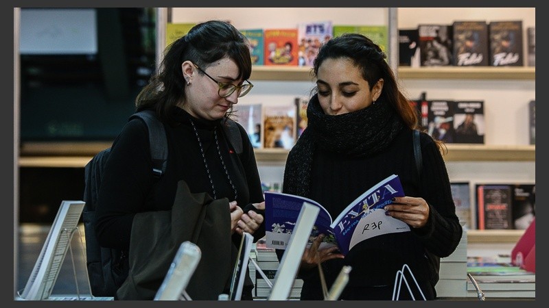 Arrancó este jueves la Feria del Libro Rosario en el Centro Cultural Roberto Fontanarrosa. 