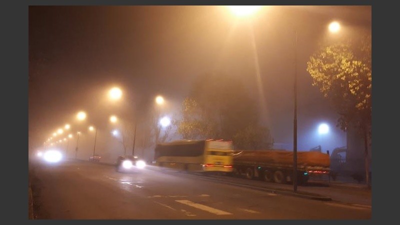 Niebla sobre la ciudad este lunes muy temprano. 