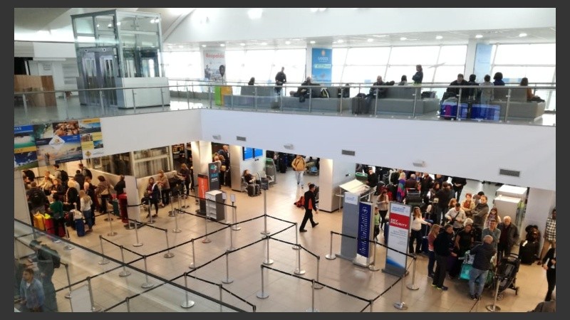 Algunos pasajeros esperan volar desde el sábado. 