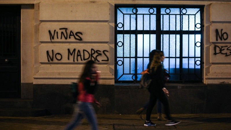 La marcha Ni una menos recorrió el centro de Rosario y terminó en el Monumento a la Bandera.