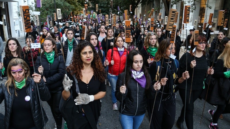 La marcha Ni una menos recorrió el centro de Rosario y terminó en el Monumento a la Bandera.