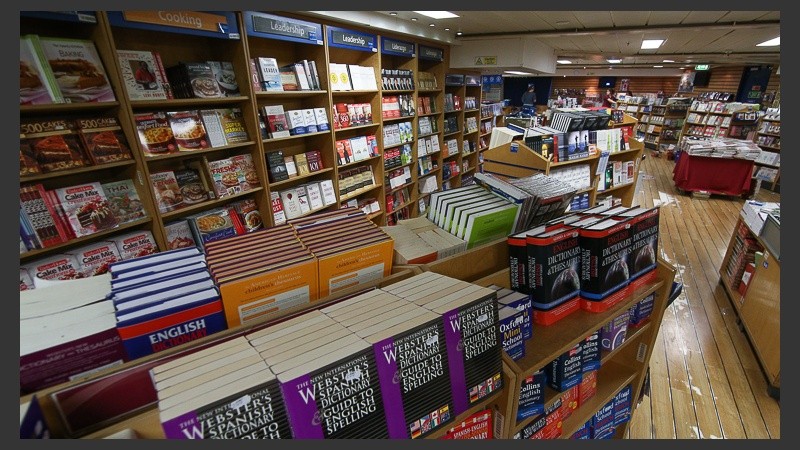 El interior del barco donde se encuentra la librería.