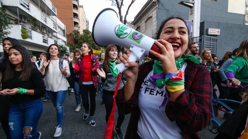 La marcha Ni una menos recorrió el centro de Rosario y terminó en el Monumento a la Bandera.