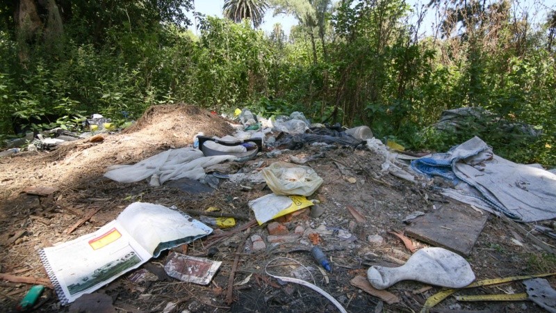 El Monte Caballero sufre tala de árboles, quema de pastizales y se puede ver acumulación de basura. 