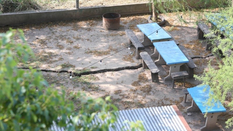 La rajadura en el suelo tendría una extensión de entre 15 y 20 metros.