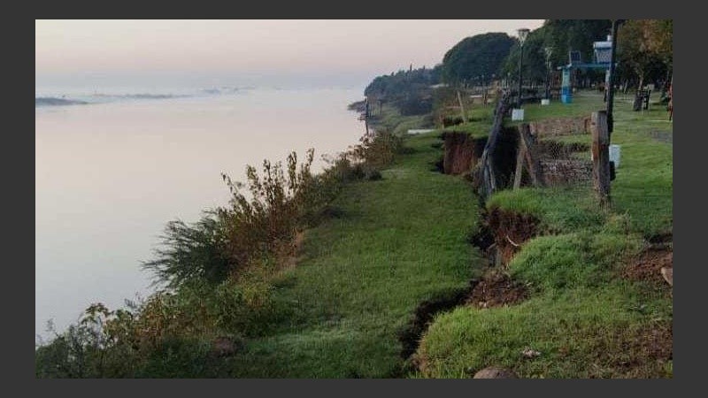 El impactante derrumbe en el paseo ribereño de Puerto Gaboto. 