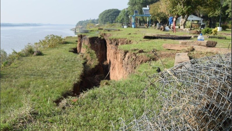 El impactante derrumbe en el paseo ribereño de Puerto Gaboto. 