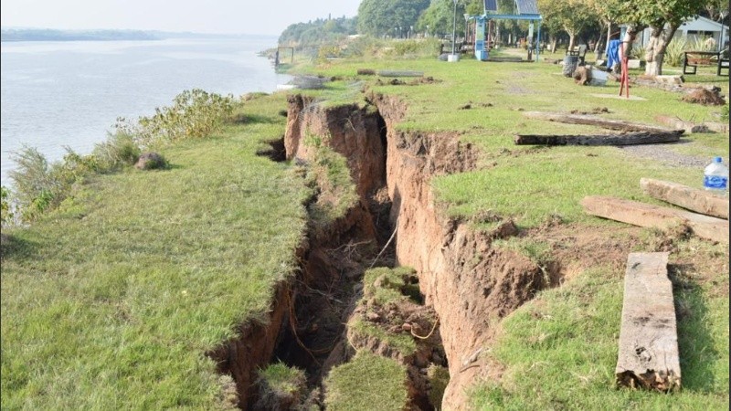 El impactante derrumbe en el paseo ribereño de Puerto Gaboto. 