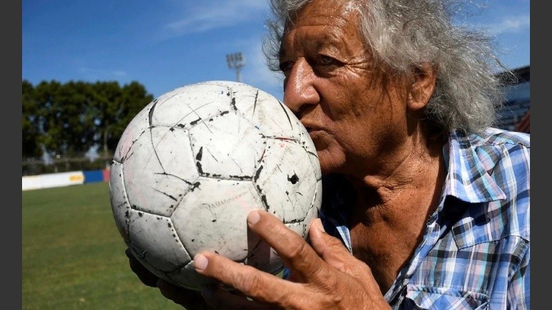 Carlovich y la pelota. En Casilda jugó un amistoso en 1990.
