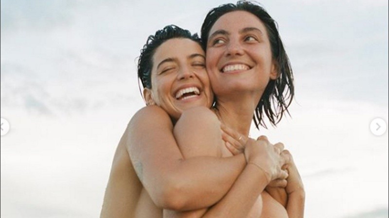 Calu y su amiga se desnudaron en la playa para dejar un mensaje. 