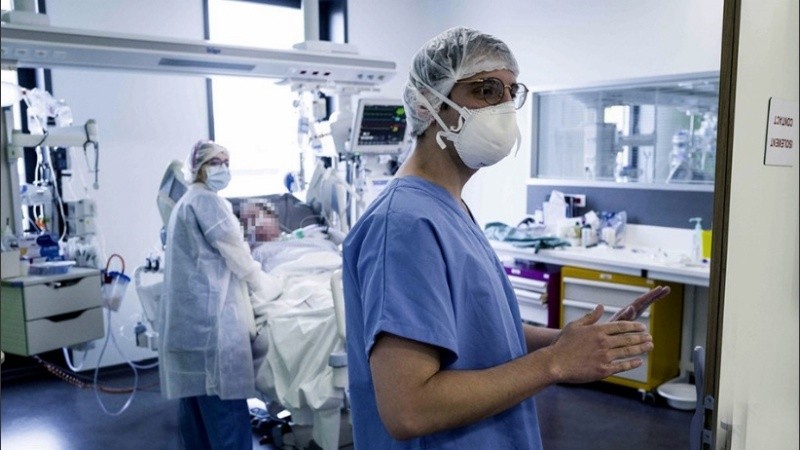 Los anticuerpos son una parte clave de las defensas inmunológicas y evitan que el virus ingrese a las células del cuerpo.