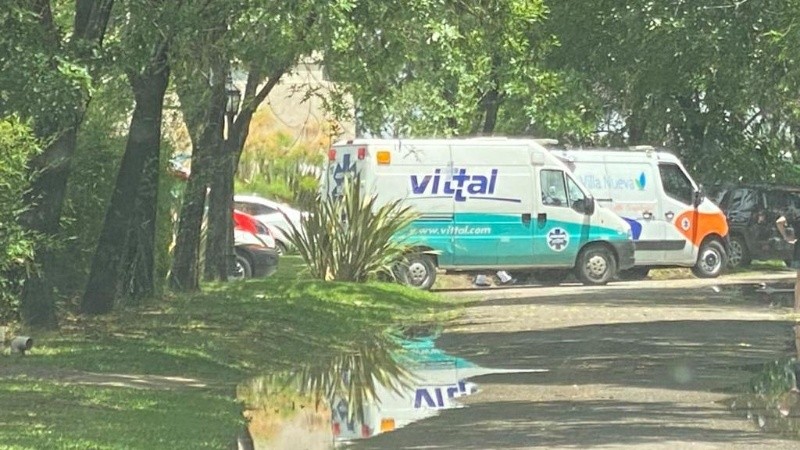 Las ambulancias este miércoles en Nordelta, cuando comenzó a trascender que Maradona había muerto. 