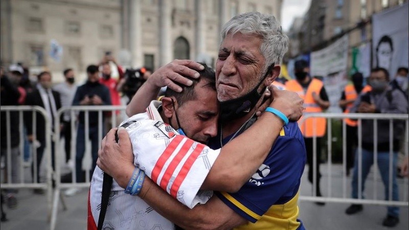 Abrazo simbólico: el dolor por la muerte de Maradona atraviesa al país.