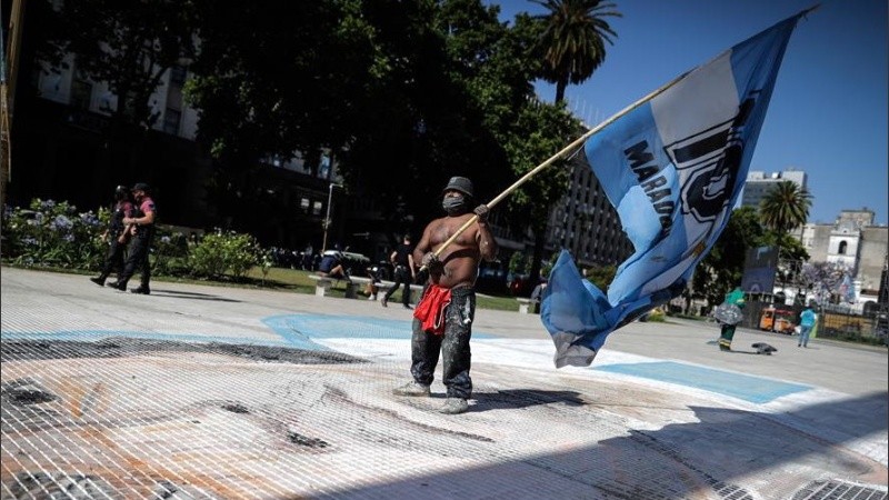 Las imágenes que recorren el mundo: el dolor del pueblo futbolero.