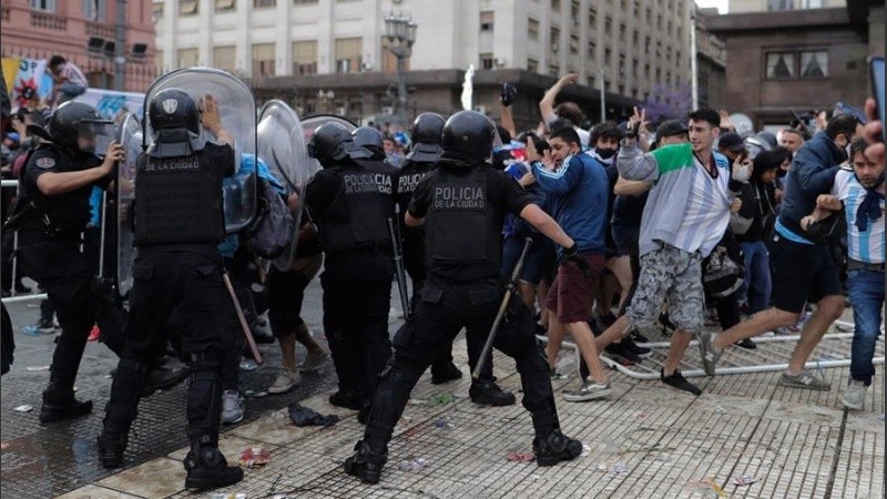 Hubo algunos incidentes en el acceso por la cantidad de personas en la Plaza de Mayo.