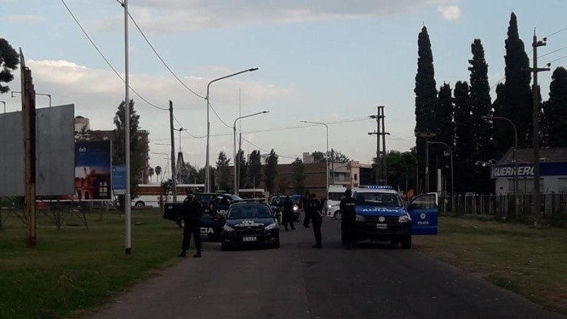 Temprano a la mañana, la policía montó un operativo para liberar el ingreso.