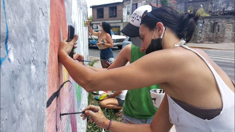 Pinturas por Génova en las esquinas con Travesía, Garzón y Cabal.