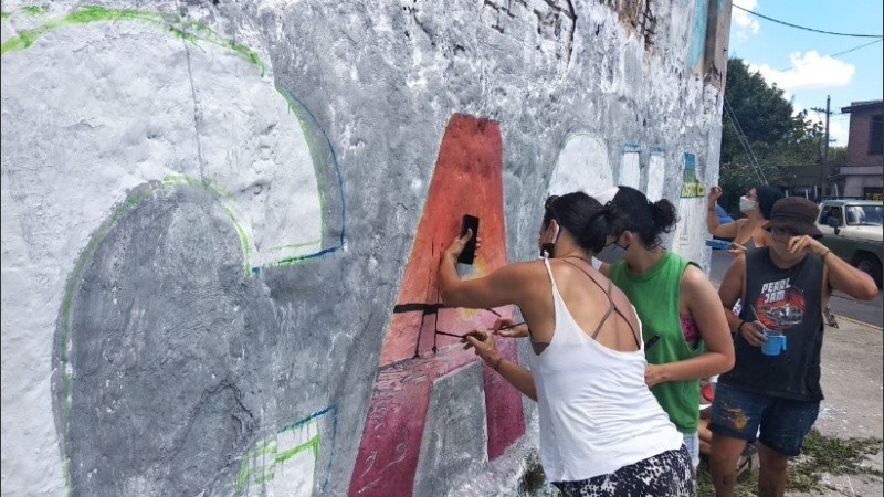 Pinturas por Génova en las esquinas con Travesía, Garzón y Cabal.