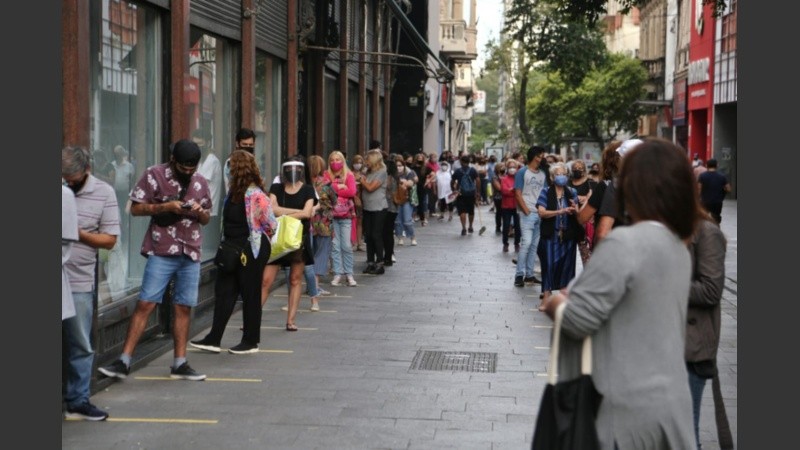 los clientes que no solo van a hacer las compras a ver si encuentran algo mas barato, también mortifican a los trabajadores que la están pasando muy mal”, observó.