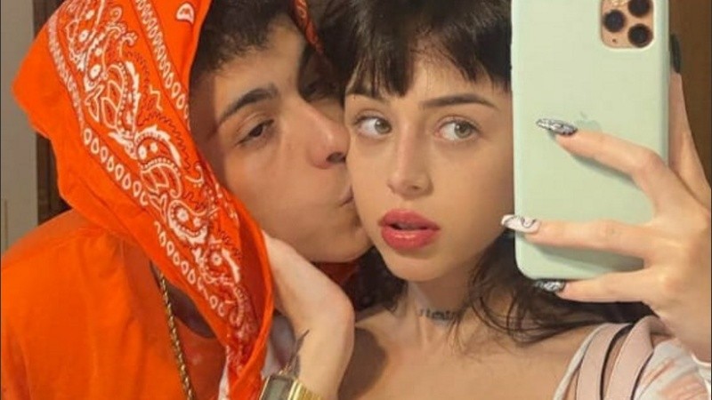 “Con uno que se ve mucho”, comentó a la hora de subir la imagen tomada frente a un espejo.