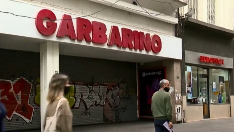 Empleados y empleadas de la cadena Garbarino se manifestaron este martes a la mañana en frente del local de Córdoba al 1200.