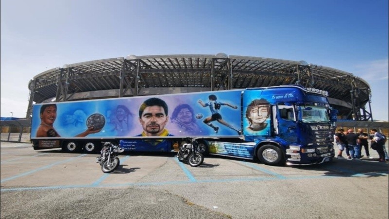 Del lado izquierdo, se representa una de las fotos más emocionantes de la vida del 10, cuando lo retrataron sentado arriba de una pelota y jugando con Dalm.