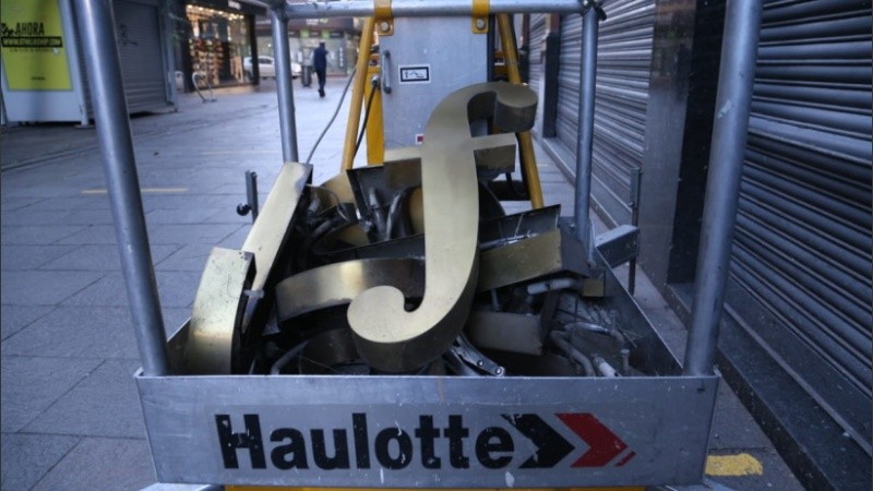 Así retiraban las letras de Falabella este miércoles en la peatonal. 