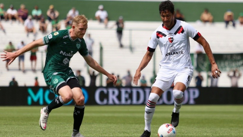 José Canale salió lesionado con un golpe en la cabeza en la acción del gol.