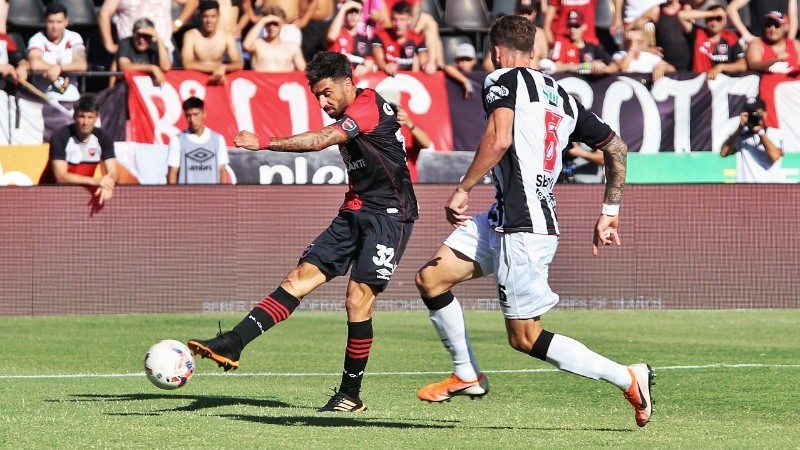 Scocco le dio con todo y se la atajó Rigamonti, en la primera clara del local.