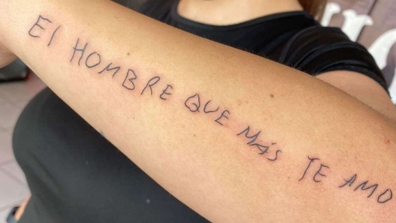 Además, contó que el papá de la mujer había escrito esas palabras antes de fallecer por una enfermedad avanzada, razón por la que tenía dificultades para mover la mano con normalidad y escribir con estabilidad. 