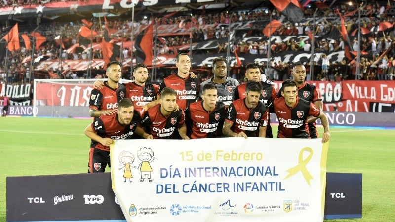 El equipo rojinegro que arrancó el torneo en el Coloso.