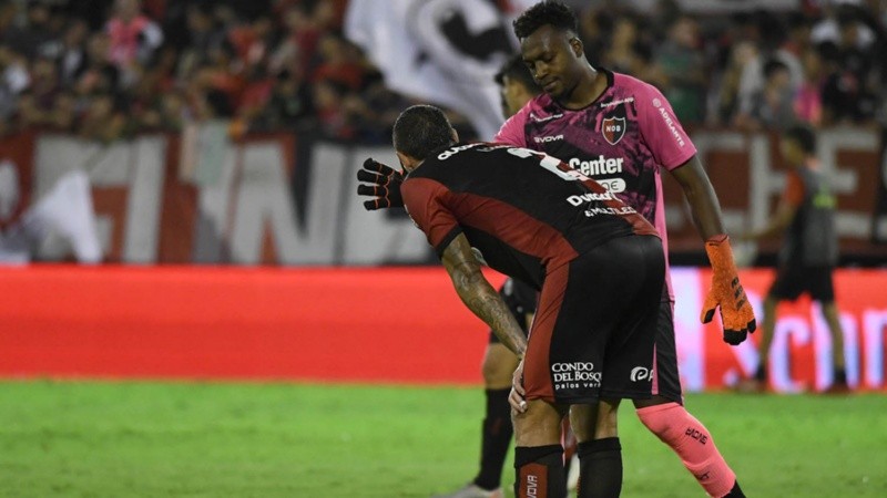 El arquero de Newell's trata de explicarle a Lema sus errores y se lamenta.