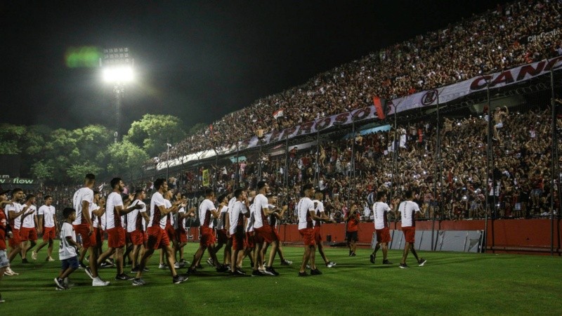 Los jugadores disfrutando de la hinchada leprosa. 