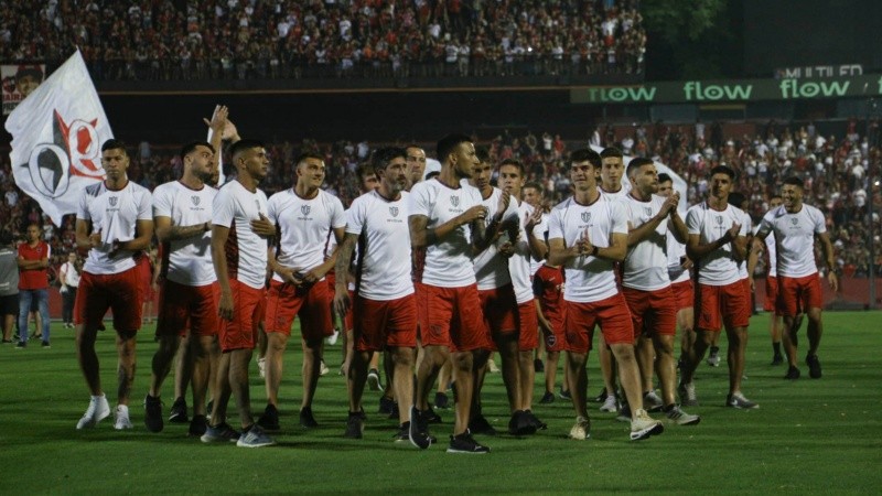 Los jugadores disfrutaron de la hinchada leprosa. 