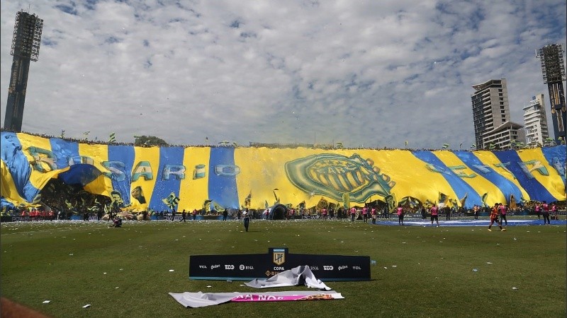 Enorme trapo auriazul en todo el estadio.