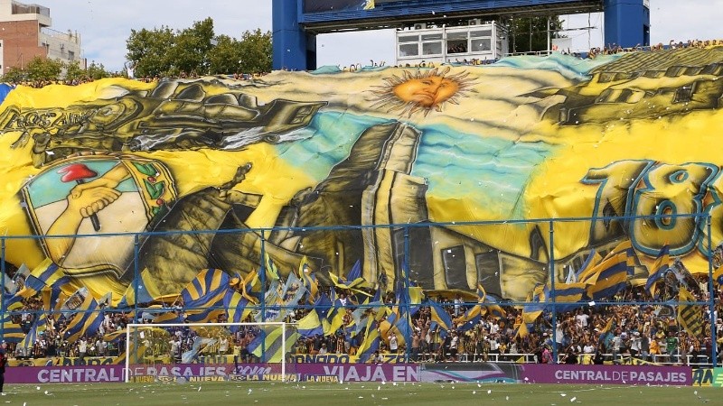 Enorme trapo auriazul en todo el estadio.