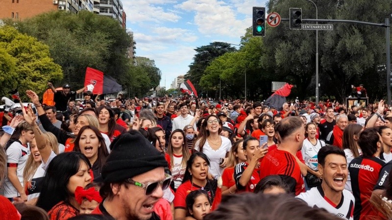 Locura rojinegra en la tarde del domingo rosarino.