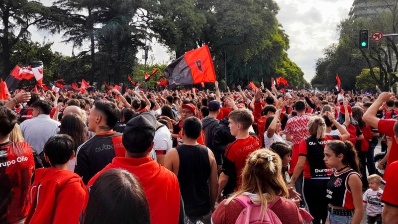 Locura rojinegra en la tarde del domingo rosarino.