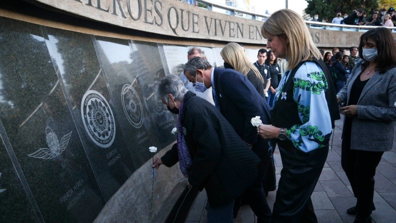 Se dejaron 40 flores en honor a los caídos en Malvinas. 