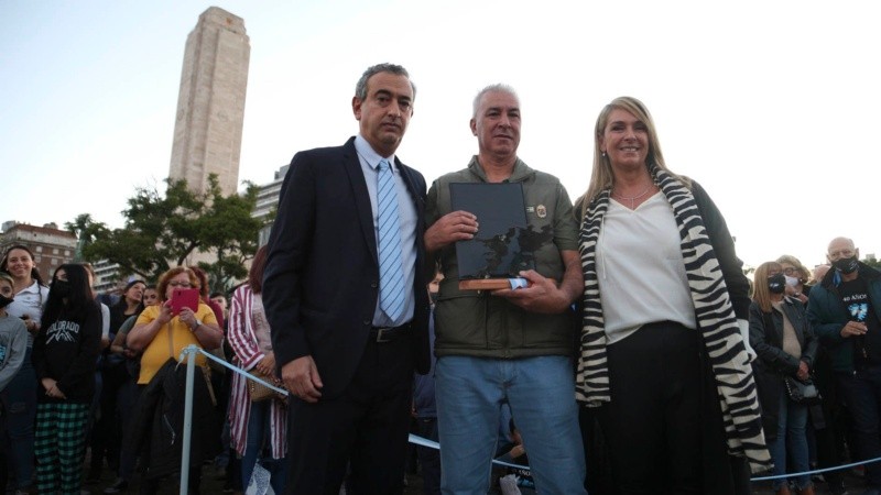 Pablo Javkin y María Eugenia Schmuck junto al presidente del Centro de ex combatientes de Rosario Claudino Chamorro. 