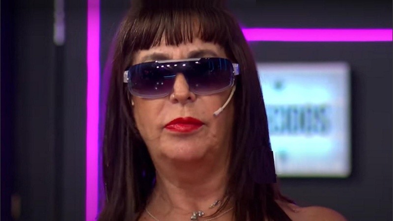 Doble de Moria Casán en Bienvenidos a bordo.